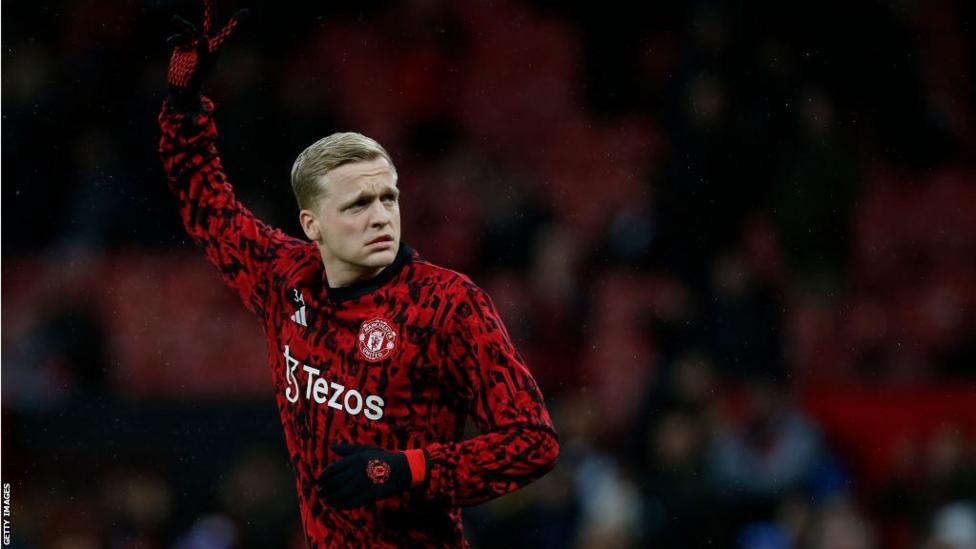 Frankfurt sign Donny van de Beek on lloan drom Manchester United