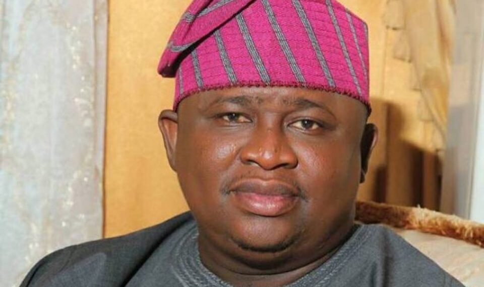 Senator empowers 5,000 Ogun traders with grants